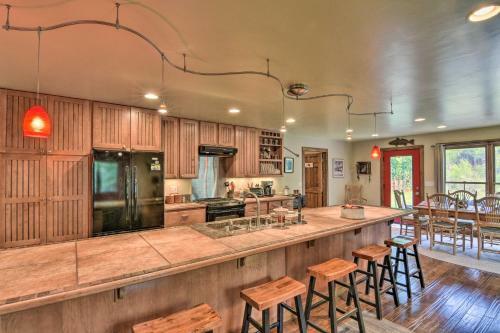 Riverfront House With Fire Pit, Deck And Bbq!