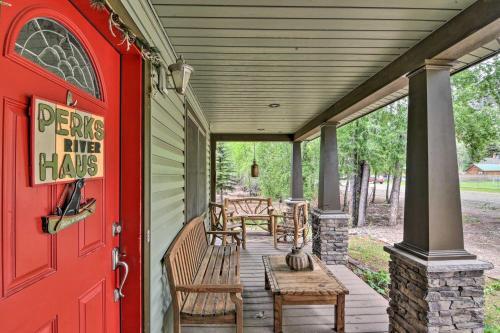 Riverfront House With Fire Pit, Deck And Bbq!