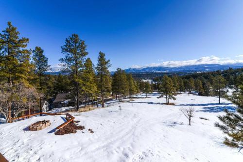 Private Home With Expansive Deck And Mtn Views!