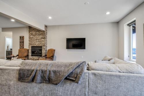 2br Mountain Dream Suite, Lake Views