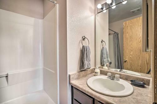 Airy Pueblo Pad Less Than 5 Mi To Arkansas Riverwalk!