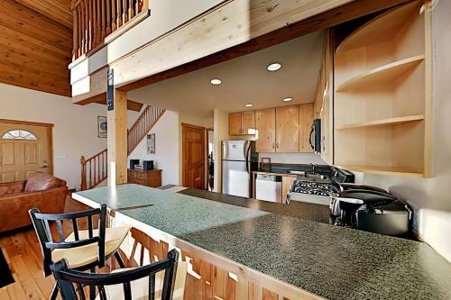 Hillside Retreat - Stunning Lake & Mountain Views Home