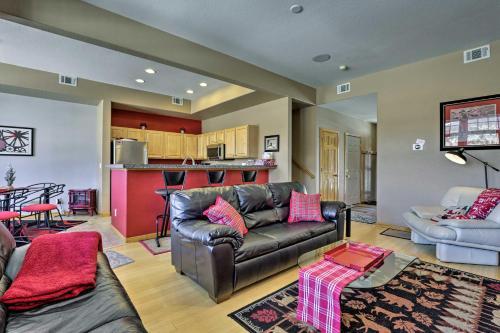 Modern Silverthorne Townhome With Hot Tub And Mtn Views