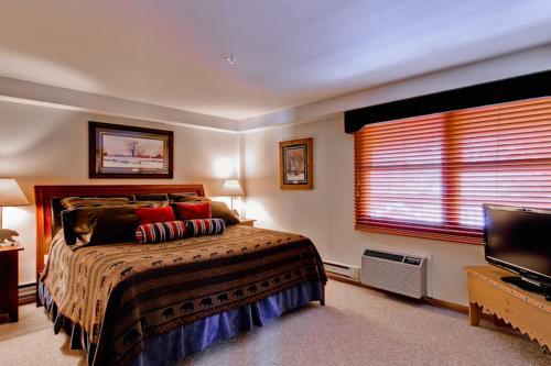 Torian Plum Plaza 401