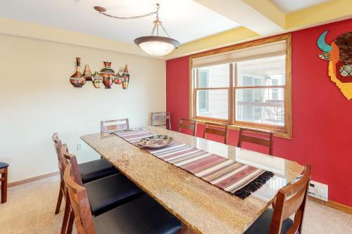Torian Plum Plaza 401