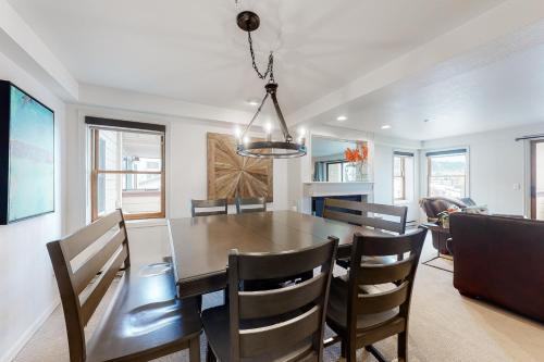 Torian Plum Plaza 507