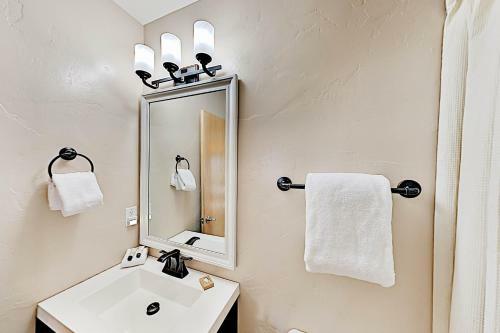 Apartamento Modern Mountain Condo - Near Skiing, Dining, Shops Condo