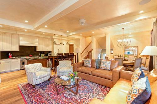 205 S Oak By Exceptional Stays