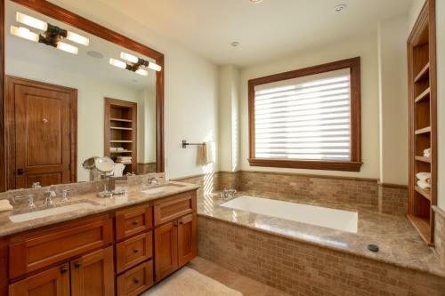 Lorian 4 - Luxurious Ski-in Ski-out Forest Condo