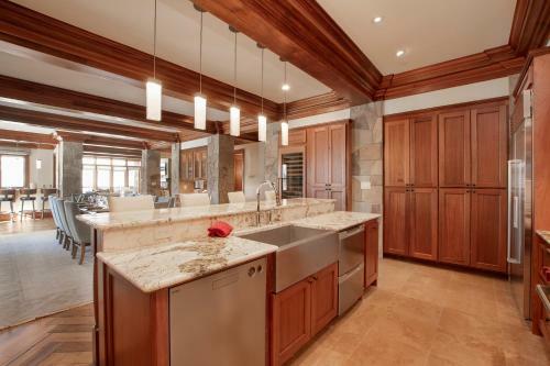 Lorian 4 - Luxurious Ski-in Ski-out Forest Condo