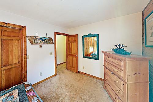 New Listing! Lovely Log Mountain Home With Fireplace Home
