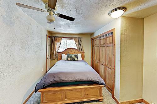 New Listing! Lovely Log Mountain Home With Fireplace Home