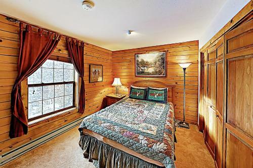 New Listing! Lovely Log Mountain Home With Fireplace Home