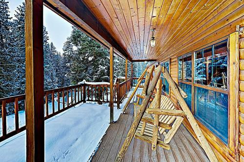 New Listing! Lovely Log Mountain Home With Fireplace Home