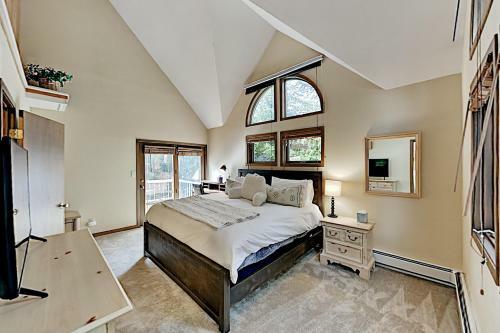 Expansive Mountain Getaway - Balcony & Hot Tub Home
