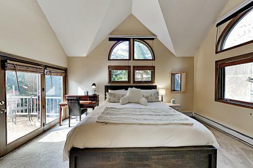 Expansive Mountain Getaway - Balcony & Hot Tub Home