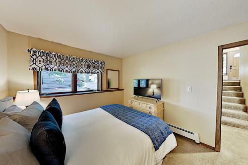 Expansive Mountain Getaway - Balcony & Hot Tub Home