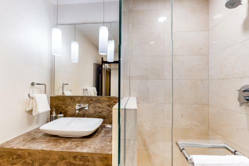 Luxury At The Lion #w404