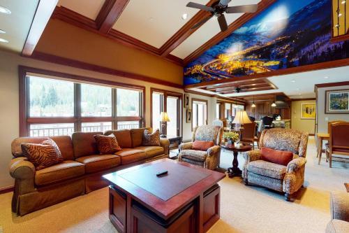 Lion Square Lodge South 750a