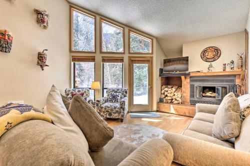 Riverside Townhome With Porch And Mountain Views!