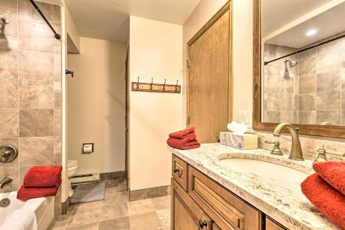 Riverside Townhome With Porch And Mountain Views!