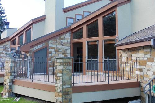 Riverside Townhome With Porch And Mountain Views!