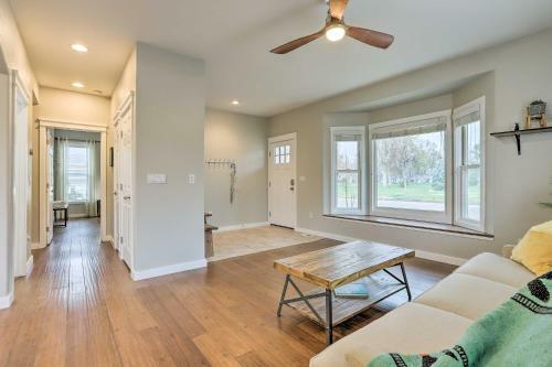 Apartamento Parkside Getaway With Fire Pit By Windsor Lake!