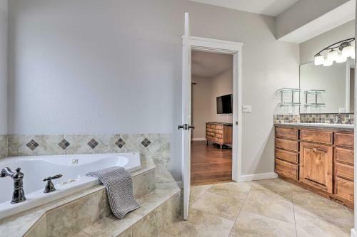 Apartamento Parkside Getaway With Fire Pit By Windsor Lake!