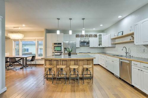 Apartamento Parkside Getaway With Fire Pit By Windsor Lake!