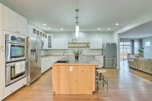 Apartamento Parkside Getaway With Fire Pit By Windsor Lake!