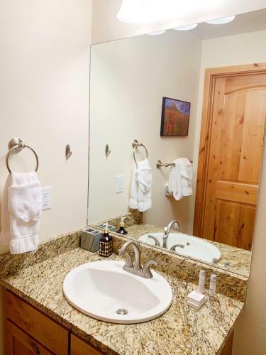 Trailhead Lodges Building 401 Unit 422
