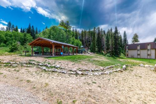 Modern Hi Country Haus Getaway 10-15