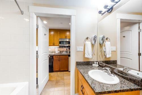 Ski In - Ski Out Modern Condo