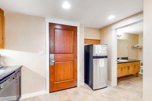 Ski In - Ski Out Modern Condo
