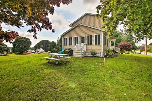 Pawcatuck Riverfront Home With Yard - Mins To Beach!