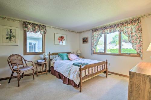 Niantic Getaway With Water Views - Walk To Beach