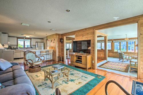 Niantic Getaway With Water Views - Walk To Beach
