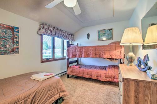 Niantic Getaway With Water Views - Walk To Beach