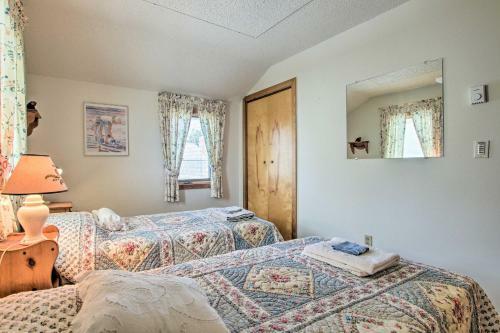 Niantic Getaway With Water Views - Walk To Beach