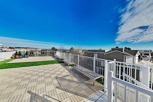 Walk To Beach! Modern Retreat With Rooftop Deck Townhouse