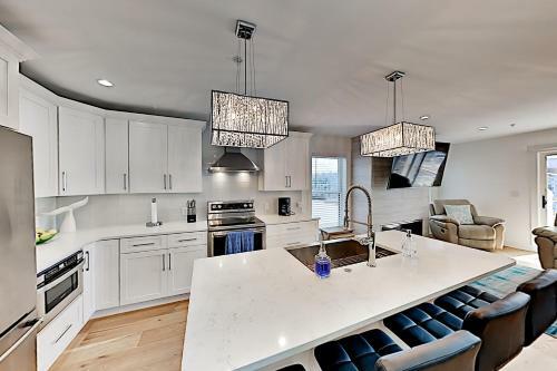 Walk To Beach! Modern Retreat With Rooftop Deck Townhouse