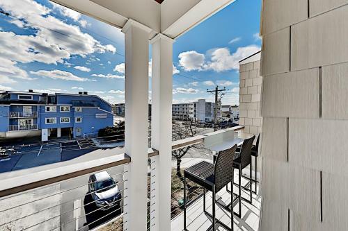 Walk To Beach! Modern Retreat With Rooftop Deck Townhouse