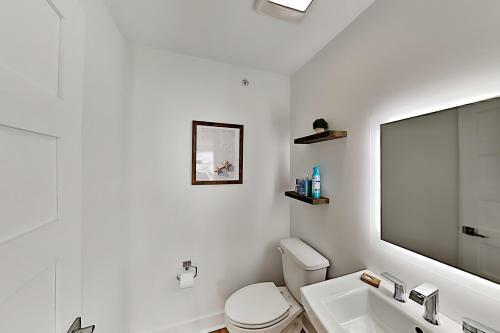 Walk To Beach! Modern Retreat With Rooftop Deck Townhouse