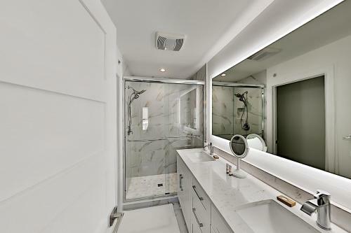 Walk To Beach! Modern Retreat With Rooftop Deck Townhouse