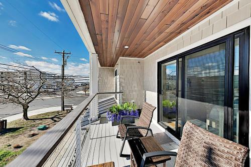 Walk To Beach! Modern Retreat With Rooftop Deck Townhouse