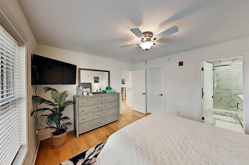 Walk To Beach! Modern Retreat With Rooftop Deck Townhouse