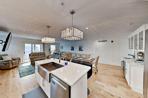 Walk To Beach! Modern Retreat With Rooftop Deck Townhouse