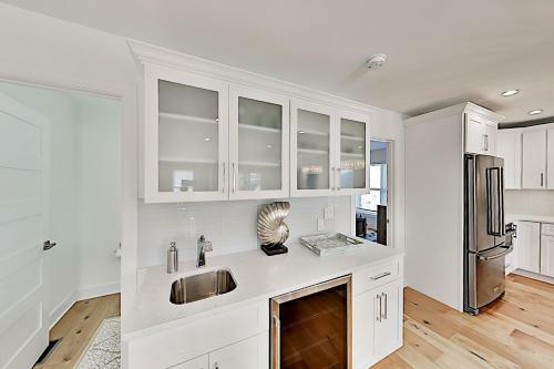 Walk To Beach! Modern Retreat With Rooftop Deck Townhouse