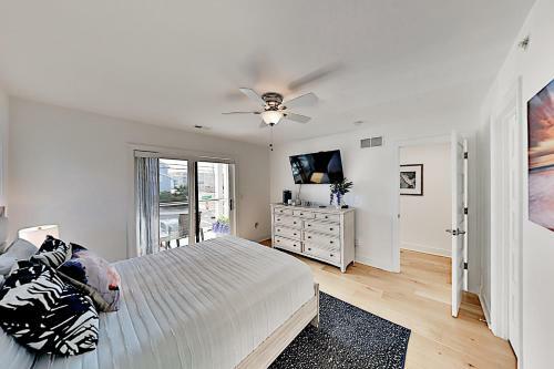 Walk To Beach! Modern Retreat With Rooftop Deck Townhouse