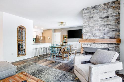 Sea Colony - 18002 Lakeview